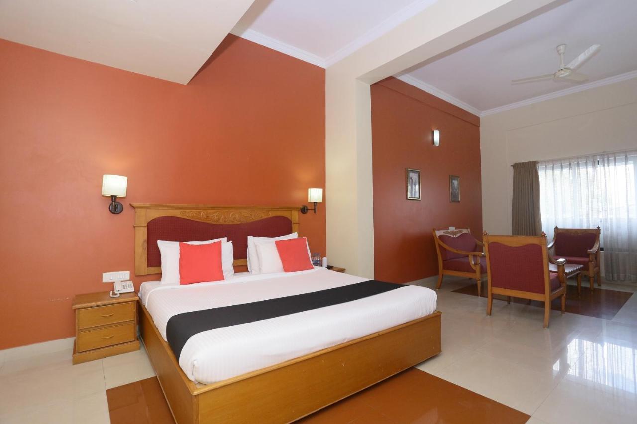 Hotel Capital O 45944 Club 7 Tiruvalla Exterior foto