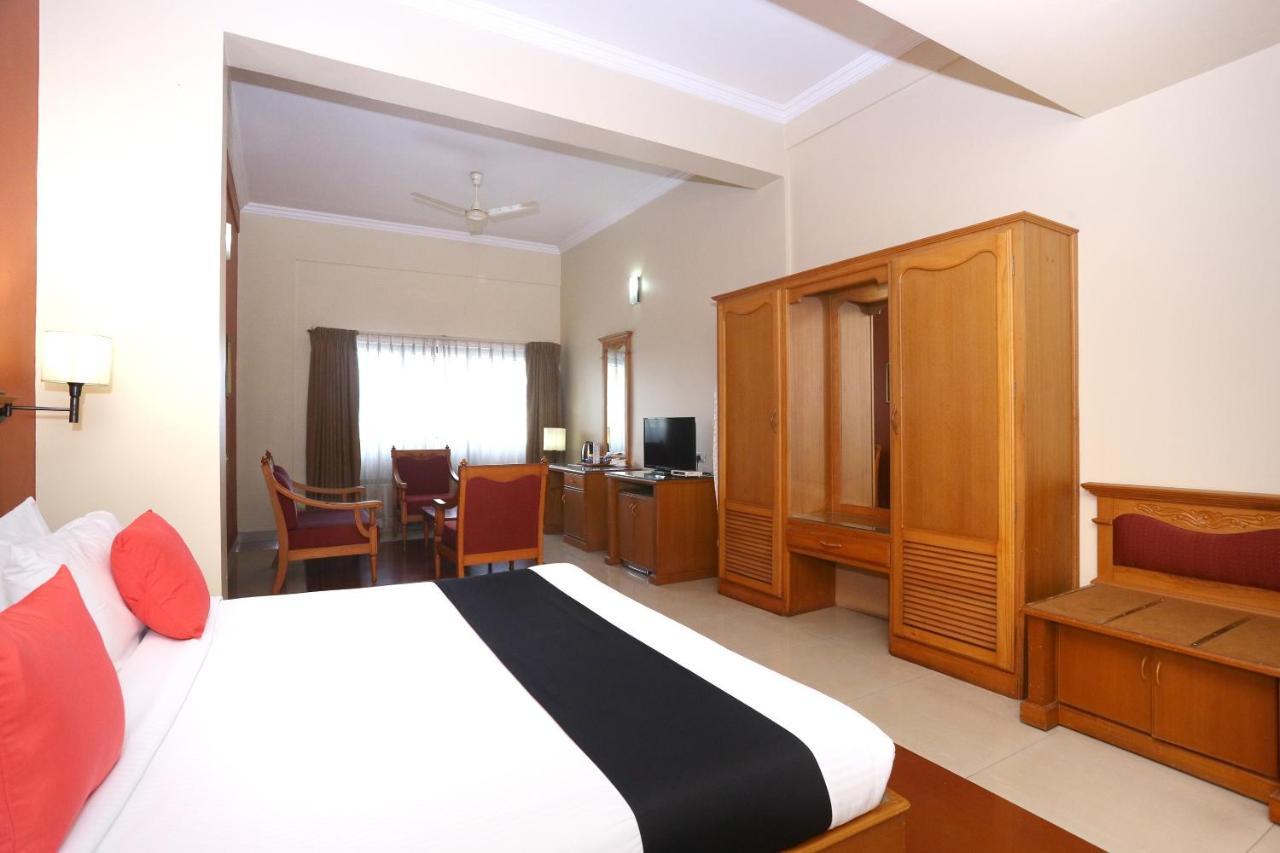 Hotel Capital O 45944 Club 7 Tiruvalla Exterior foto