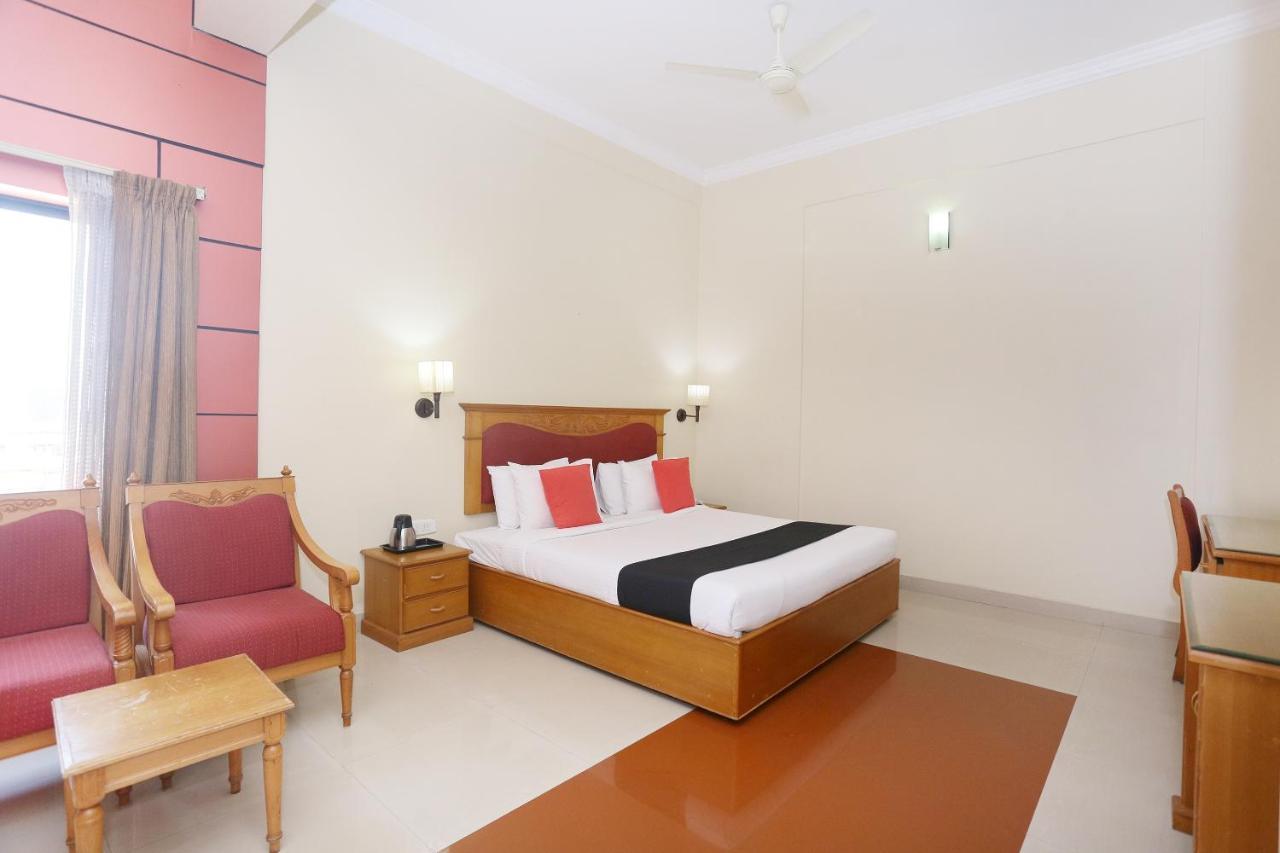 Hotel Capital O 45944 Club 7 Tiruvalla Exterior foto