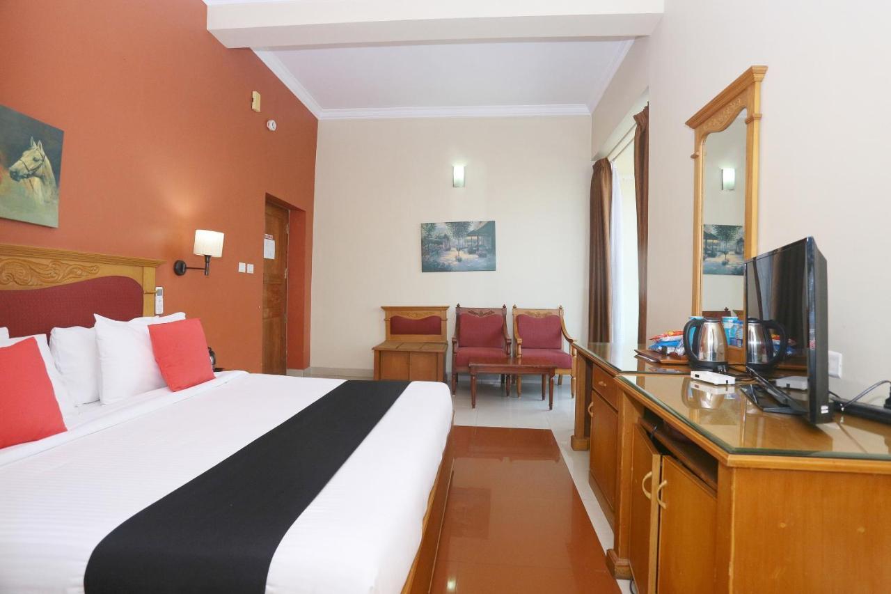 Hotel Capital O 45944 Club 7 Tiruvalla Exterior foto