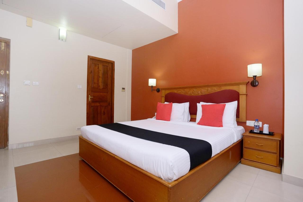 Hotel Capital O 45944 Club 7 Tiruvalla Exterior foto